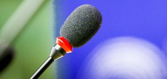 Снимка на микрофон в пресзала в Европейския парламент