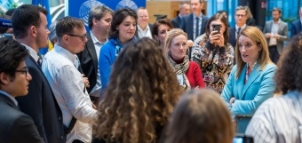 Снимка на граждани, които разговарят с председателя на Европейския парламент Роберта Мецола