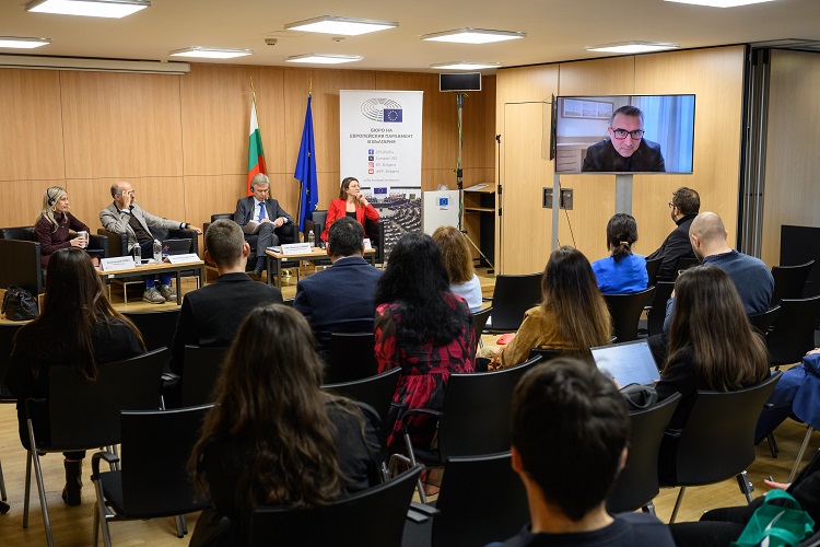 snimka-na-uchastnitsite-v-parviya-panel